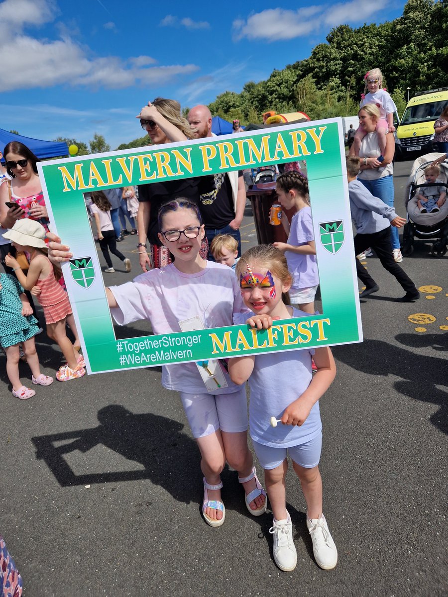 Kayleig12944344's tweet photo. @malvernprimary you didn't disappoint 👏🏼 #Malfest 2022 💚💛 https://t.co/ZK70GbggDI