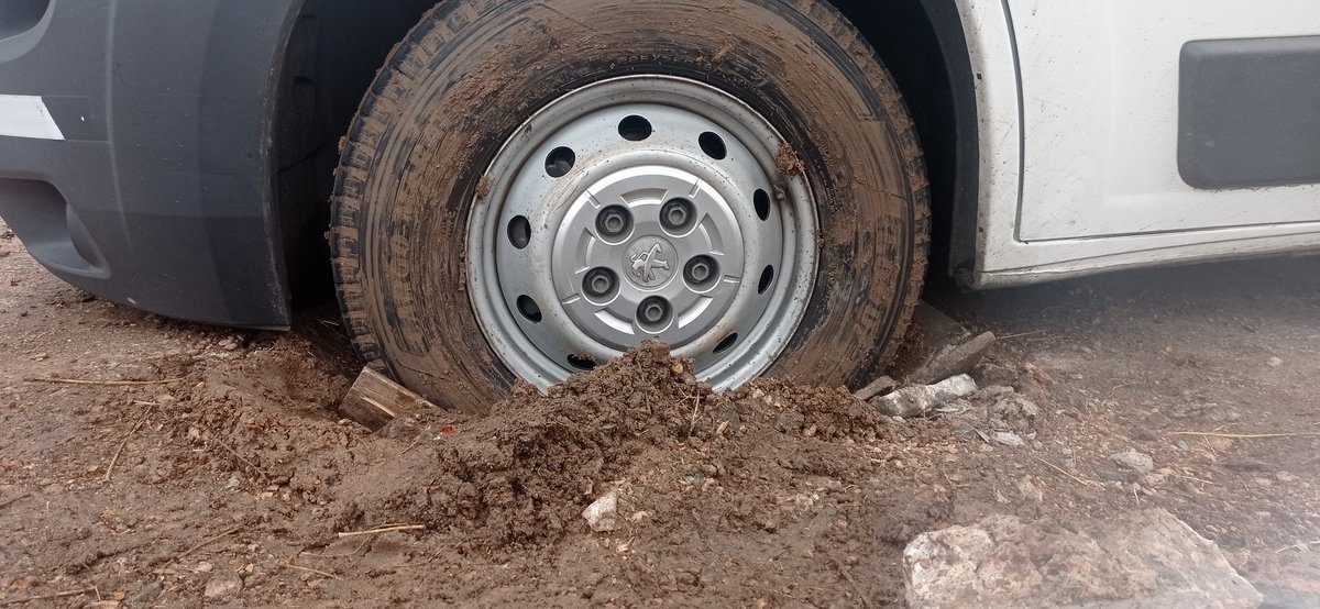 candelucero13's tweet photo. LA VEREDA DESMORONADA, PORQUE LE PUSIERON SÓLO TIERRA Y NO TIENE ESTRUCTURA ALGUNA. https://t.co/9hMawJ0YCc