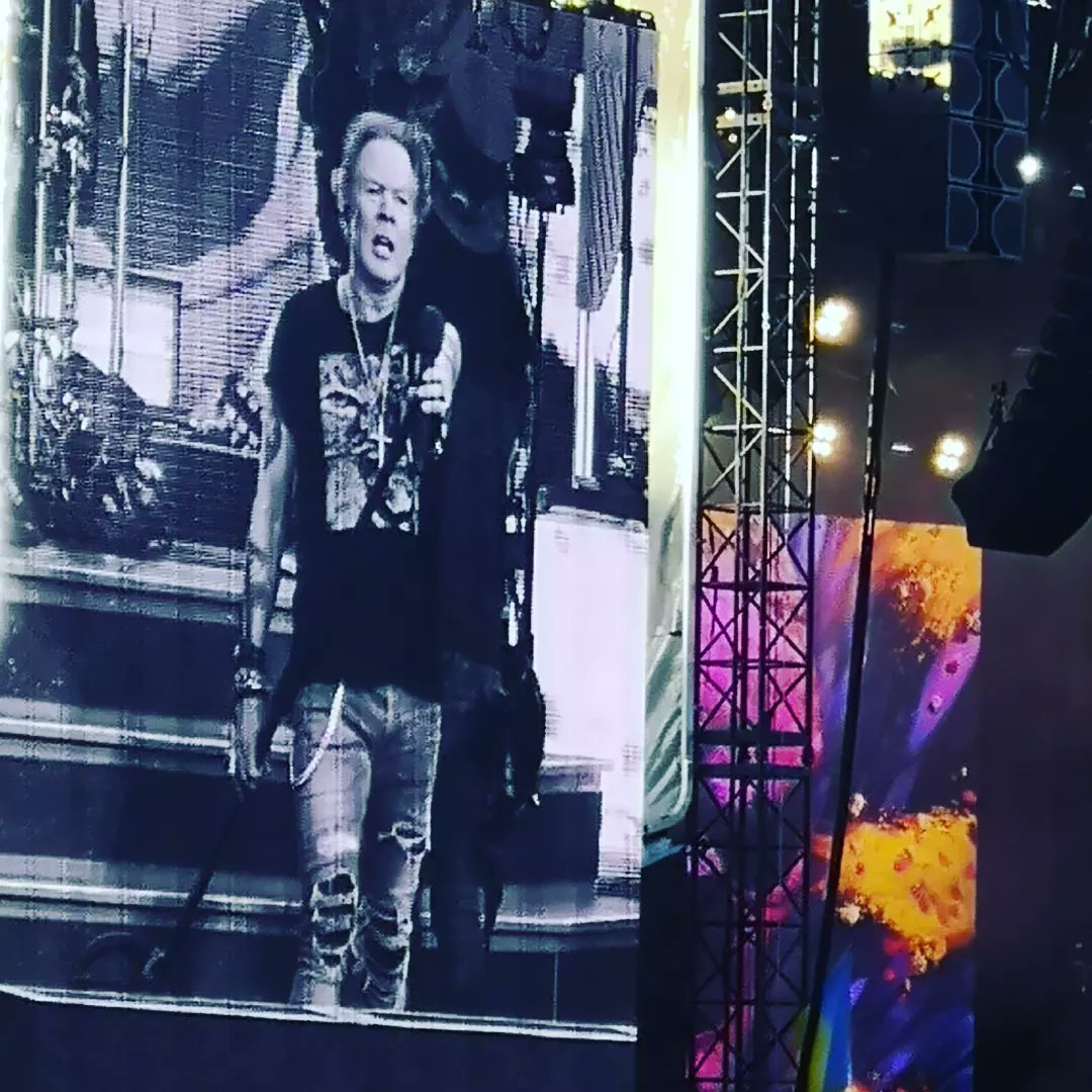 gillianeswan's tweet photo. Thank the Rock gods we opted for the away fixture in Munich and not the Glasgow home fixture! @gunsnroses.....a couple of old rockers blown away by these old rockers! @axlrose @Slash.... you were UNREAL 😍 #bucketlist #GNR22 https://t.co/GkJb8mYCq6