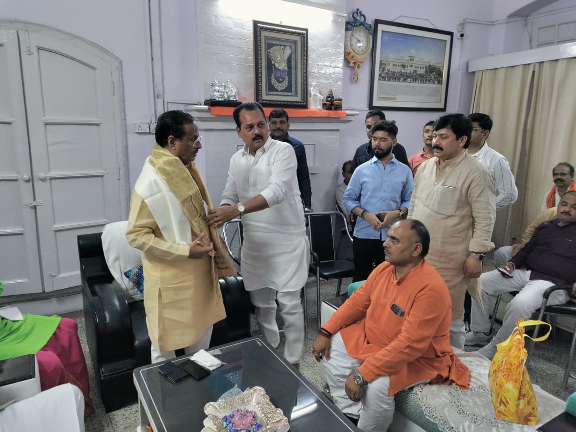 drdineshbjp's tweet photo. वोविनम मार्शल आर्ट की राष्ट्रीय प्रतियोगिता में उत्तर प्रदेश की द्वितीय विजेता टीम से भेट कर उत्साहवर्धन किया तथा आवास पर पधारे माo जनप्रतिनिधियों एवम कार्यकर्ताओ से भेट की तथा जनसामान्य की बात सुनकर संबंधित को आवश्यक कार्यवाही के लिये कहा। https://t.co/a9bSrbZNlO