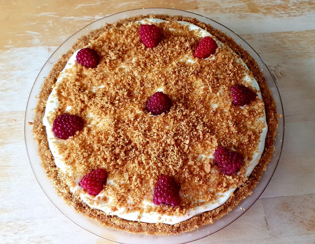 Viafairyland's tweet photo. Did something a bit different this time. #alwaysexperimenting Kept some of the biscuit base aside and sprinkled on top. The gooseberries, black currants and strawberries are in the mix. Raspberries are too soft to go in the mix. Homemade tart with homegrown fruit.😁 https://t.co/jUiMI4F0MV