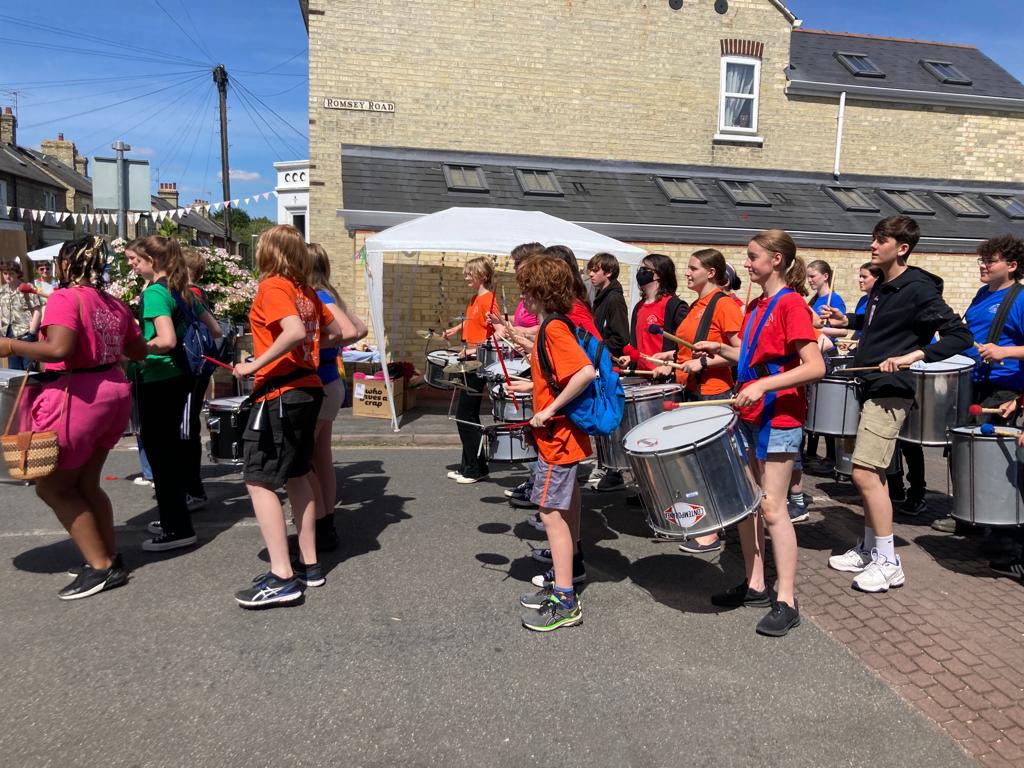 CambsCreate's tweet photo. Such a fun (but very, very hot!!) afternoon at the Hemingford Rd #StreetParty. Thanks for inviting us. We loved it. @Coleridge_Edu @Trumpington_Edu @United_Music1 Amazing to see so many wonderful alumni parents, too!! #blessed #createfamily https://t.co/BHM0rQPBZW