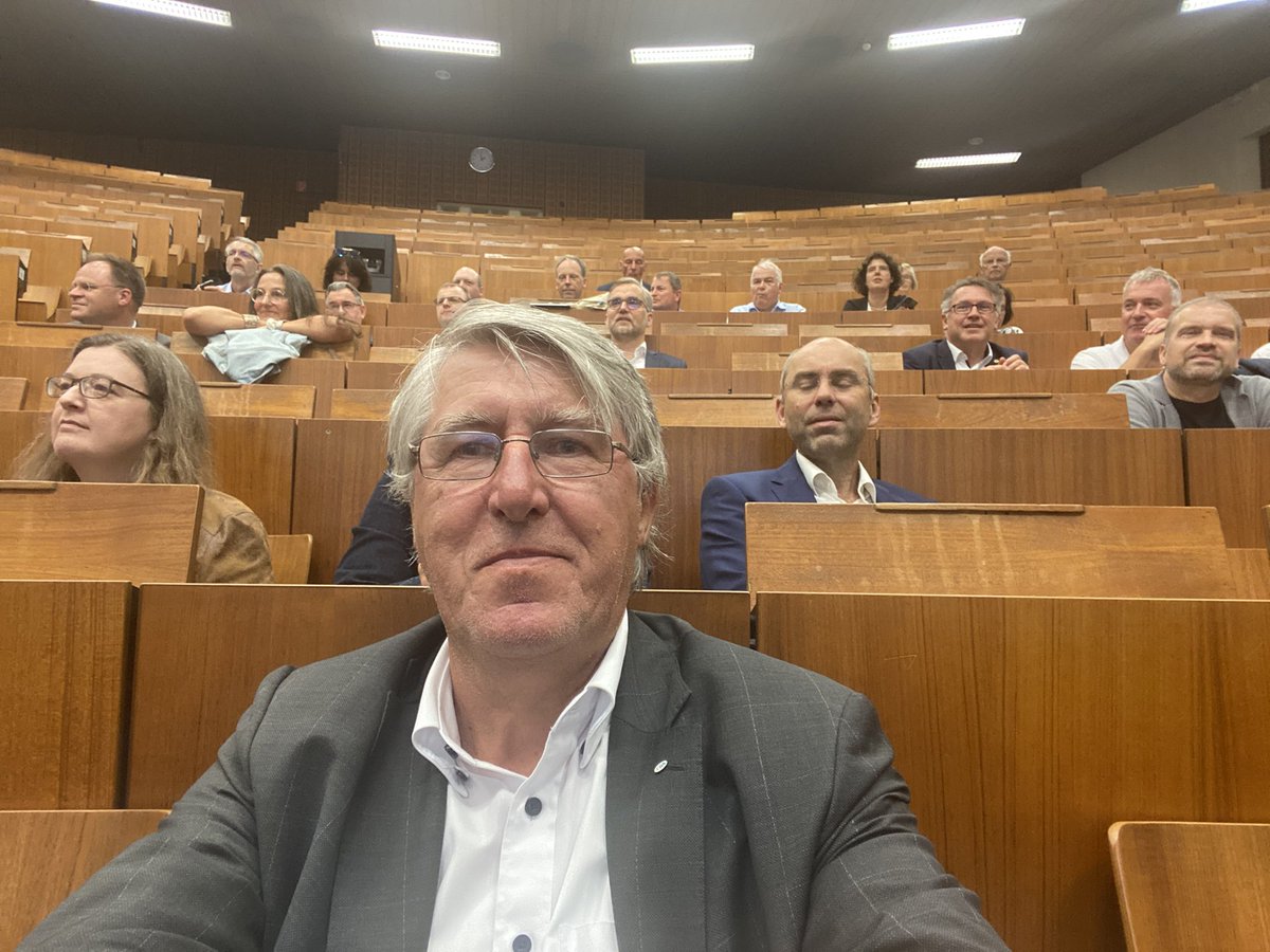 RugenWilli's tweet photo. …heute wieder einmal in einem Hörsaal anlässlich des #Alumni-Tages der @uniGoettingen Mein Gespräch mit Präsident #MetinTolan über die Lage der #Hochschulen werden wir demnächst im Rahmen des @bdvb_ev vertiefen können.
@alumnigoe https://t.co/rpG6fYLffH