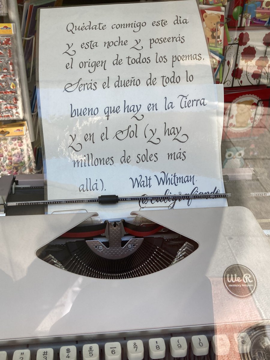 MAIKAMONCLUS's tweet photo. Y existió hace algún tiempo. Máquina de escribir: dispositivo con teclas que, al ser presionadas, imprime caracteres en un papel. https://t.co/2Dovrka0CM