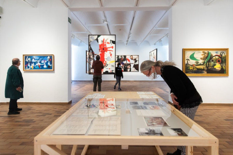 CcivicsBCN's tweet photo. 📣 El @CCElSortidor i @ccalbareda us conviden a vistar l'#exposició "Miró. El llegat més íntim" a la @fundaciomiro.

⚡ Dilluns, inscripcions gratuïtes!
#CCElSortidor 📍 https://t.co/yYhy60G2fa
#CCAlbareda 📍 https://t.co/AAZpmMcFUE https://t.co/TqDSiTcbi9