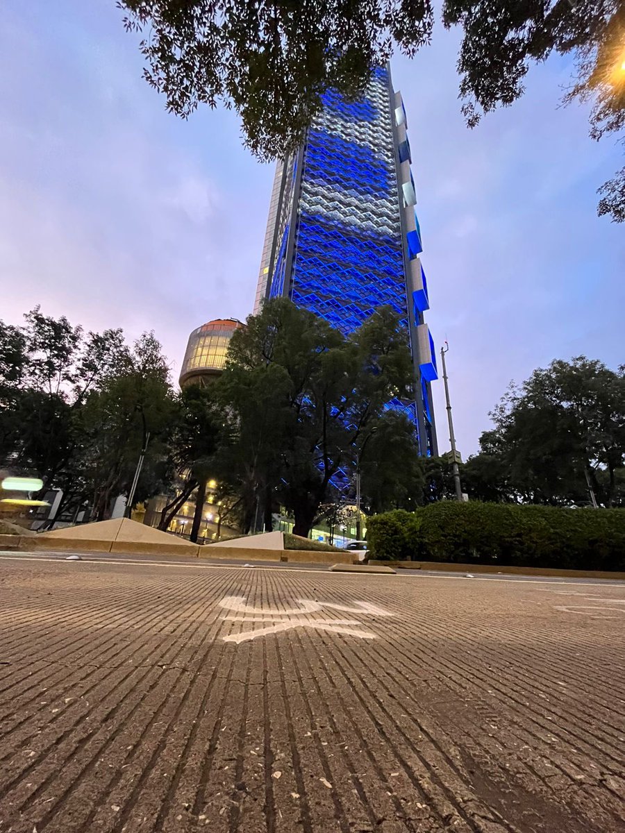 21KCDMX's tweet photo. 🏃🏽‍♀️🏃🏾¡Toda la Ciudad de México con aroma de carrera! 🤗. 
Este sábado se realizó muy de mañana la medición y marcaje de kilómetros de la ruta  #21KCDMXBBVA , a realizarse el 31 de julio, del Caballito al Ángel de la Independencia, cruzando por el Bosque de Chapultepec 🌳🌿. https://t.co/oqfIuDOhCm