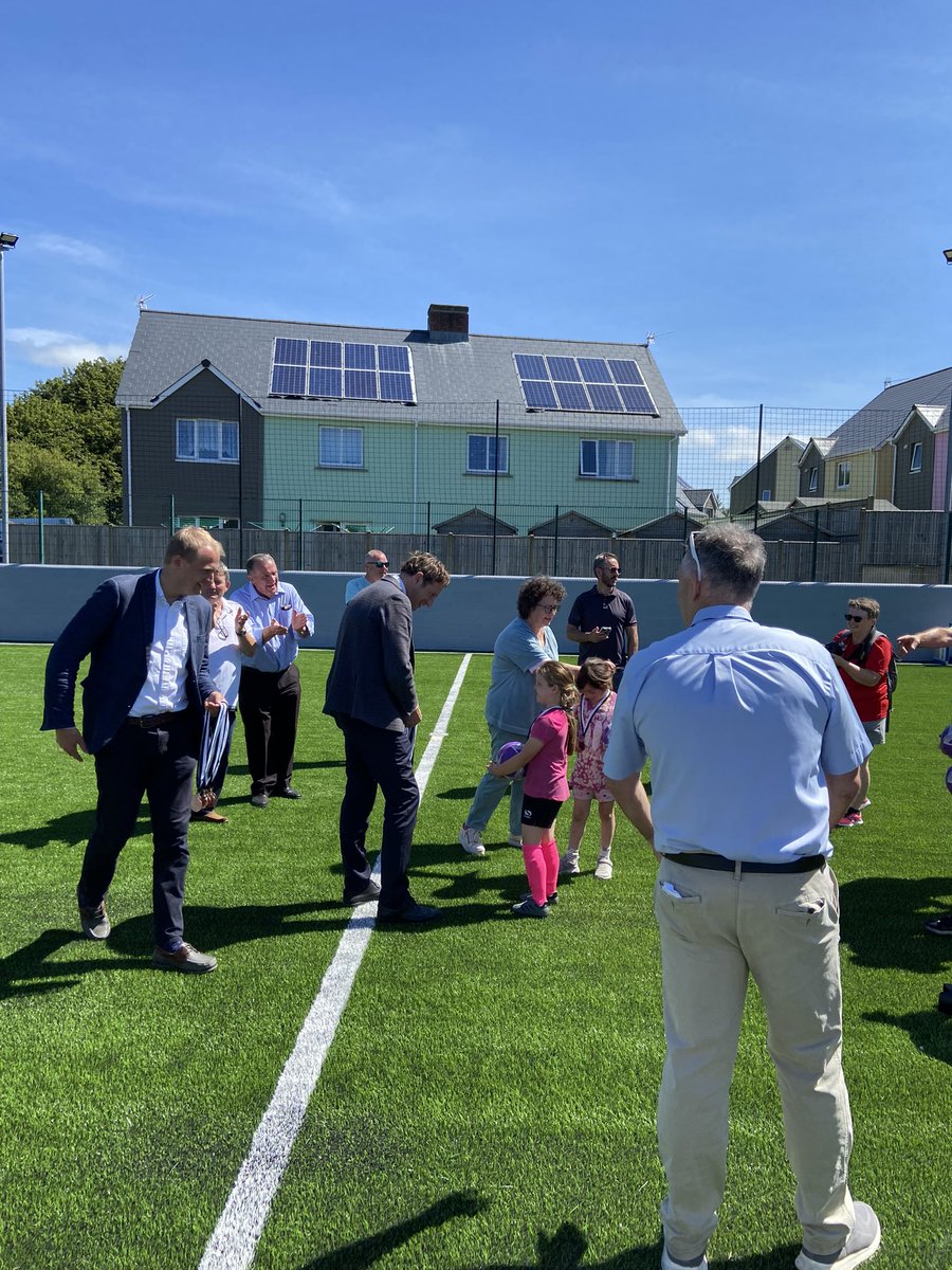 ericmrees's tweet image. Diolch i @f1spam a @BowStreetFC am drefnu twrnamaint arall pen ei gamp! Roedd yn fraint cwrdd â @NoelMooney13 @ElinCeredigion a @BenMLake yn agoriad swyddogol yr Astro newydd ⚽️