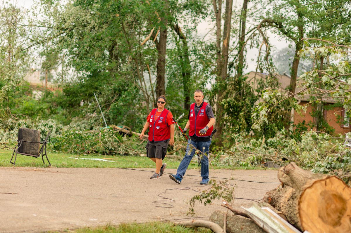 Shoutout to <a href="/shanejthompson/">Shane Thompson</a>, our RDCs in Findlay &amp; N. Vernon &amp; our store teams from Milford, Beachmont &amp; Mason who hand-delivered free totes &amp; cleanup supplies Friday &amp; helped Goshen pick itself back up after a tornado caused destruction throughout the small town NE of Cincinnati