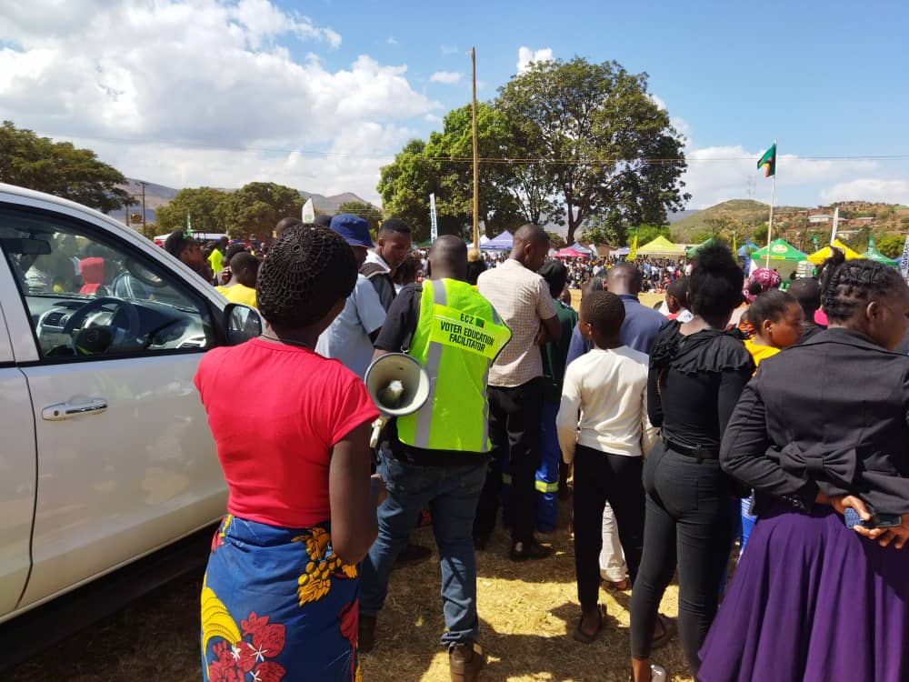 📷 Chipata District Voter Education Officer, Mr. Emmanuel Zulu conducting voter education at the Chipata District Agricultural Show from 8th to 9th July, 2022.
Look out for a District Voter Education Officer for any questions on voter registration.