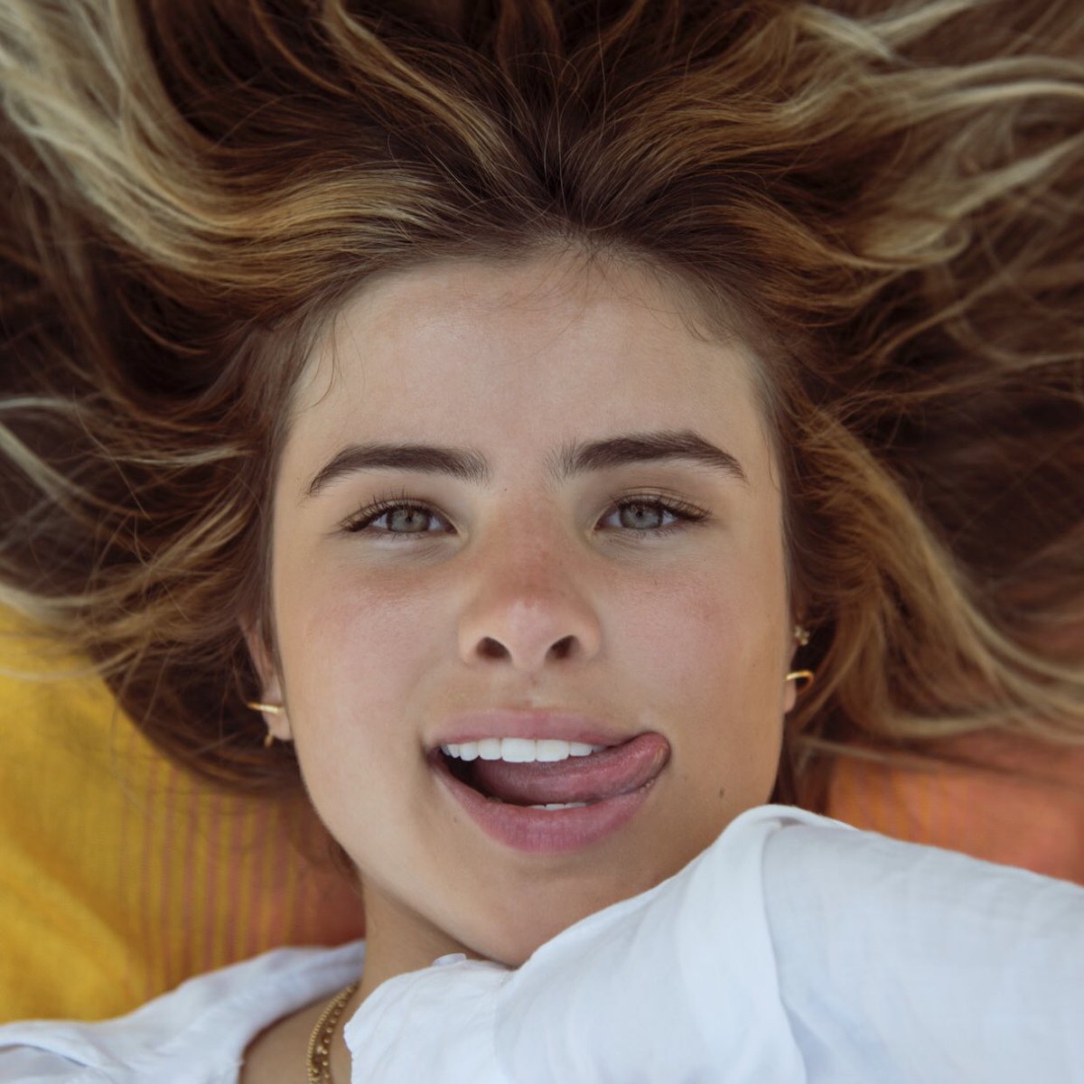 SMASH HIT! “menina solta” é a terceira música solo feminina com o maior número de vendas no Brasil. (1.7M)