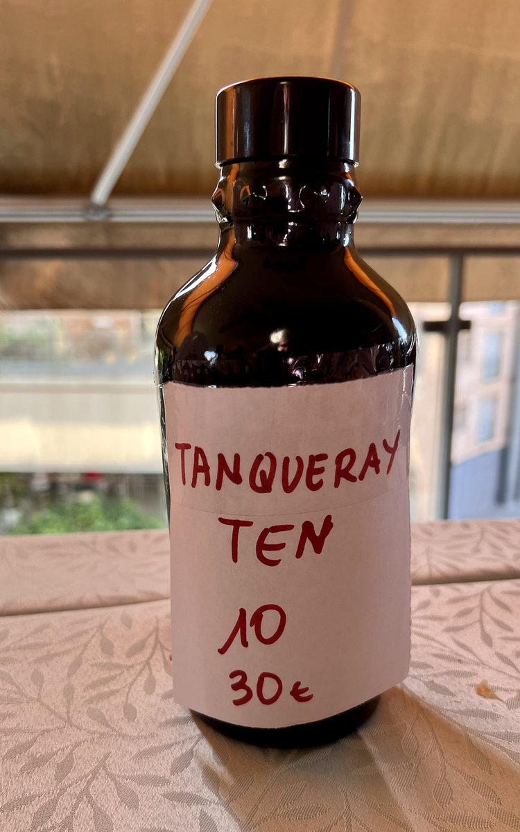 Exojo's tweet image. En casa de mi amigo #ramoncapdevila . ¿ creéis que las etiquetas están falsificadas ?