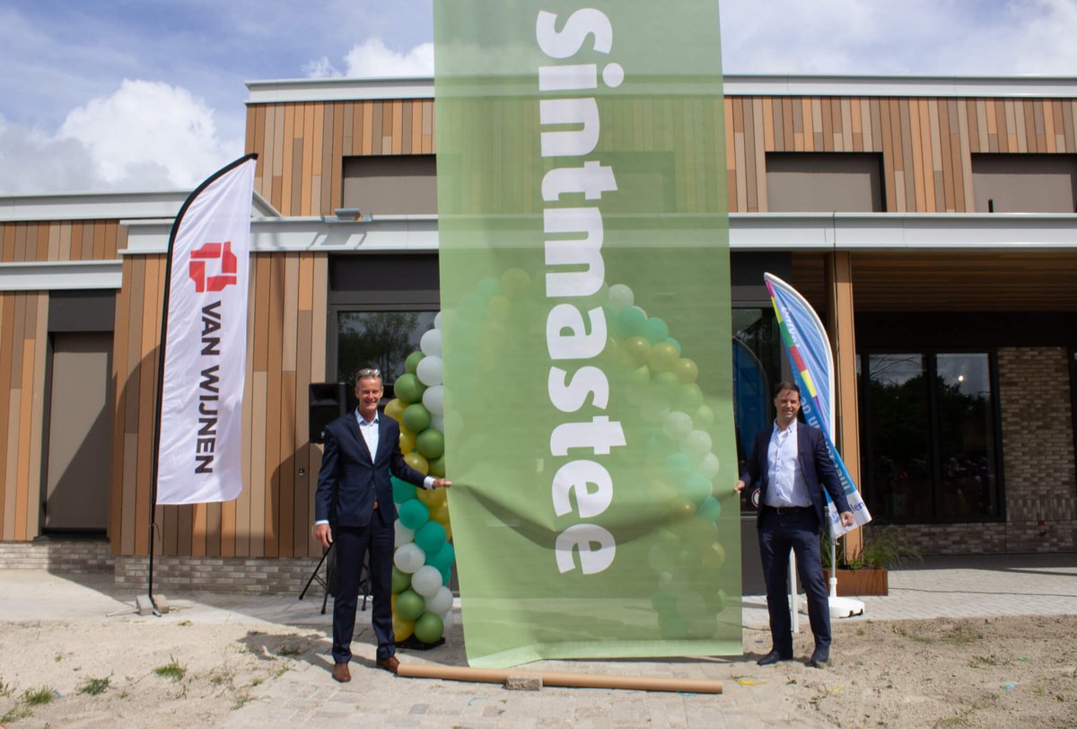 Een bijzonder moment voor <a href="/VanWijnenGroep/">Van Wijnen</a> en <a href="/dezijlen/">De Zijlen</a>: vandaag werd het nieuwe MFC in Tolbert geopend en is de naam Sintmastee onthuld. Het MFC vormt het sluitstuk van onze grote ontwikkel- en bouwwerkzaamheden. Lees meer: sowo.kr/Fcyw8GRa