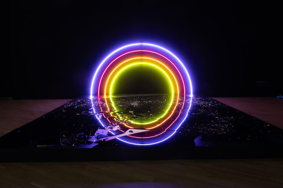 AestheticaMag's tweet image. Lori Hersberger's colourful neon arches create a kind of “eternal sunset” – made up of yellow, orange, purple and pink tubes.

@KunstmuseumWOB highlights bold artworks in which light is used to explore political, social and ecological questions. Read more: bit.ly/3RifPAS