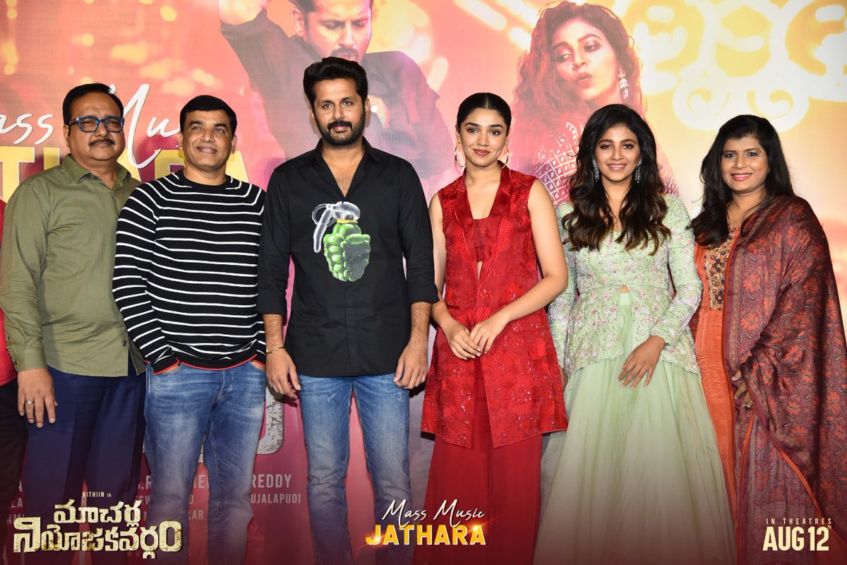 CinemaUpdates7's tweet photo. An Energetic Night with Great Enthusiasm @ Macherla Mass Music Jathara🤘🏻🤩

▶️ https://t.co/3oD1FbqTki

#RaRaReddyIAmReady
#MacherlaNiyojakavargam
#MNVFromAug12th

@actor_nithiin @yoursanjali @IamKrithiShetty @SrSekkhar @SreshthMovies #MahathiSwaraSagar @adityamusic @shreyasgroup https://t.co/Qz9FD67KBQ