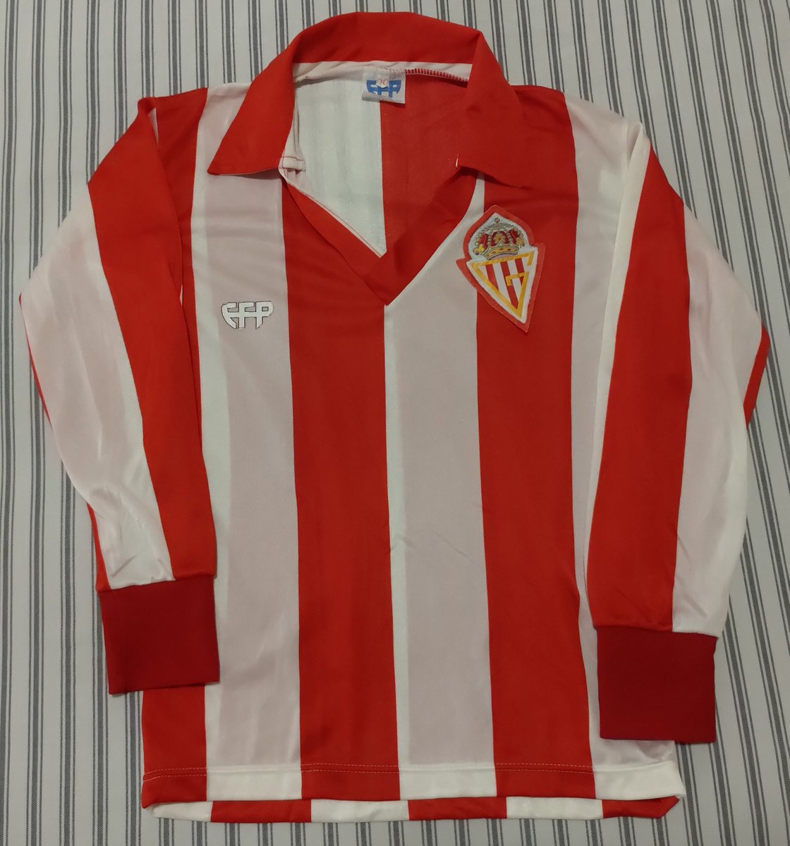 Llegar a casa de mis padres y encontrar mi camiseta del <a href="/RealSporting/">Real Sporting</a> de cuando era niño no tiene precio #PuxaSporting  #odioeternoalfutbolmoderno