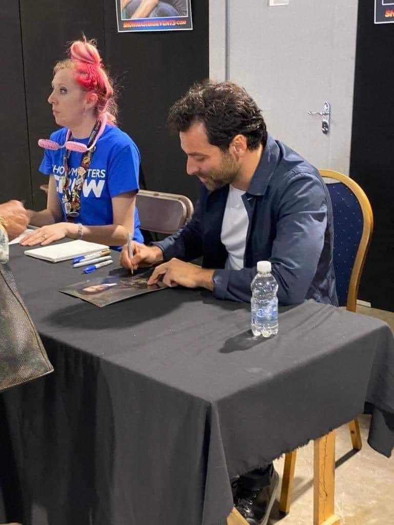 FrancineDupre's tweet photo. Aidan Turner 
New pictures 
The Comic Con today in London 
#aidanturner https://t.co/NAkv03WLAP