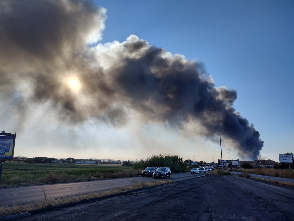 A Roma ogni giorno è un giorno buono per un nuovo incendio. Quando è vicino fa ancora più  impressione. A Cinecittà è buio, sembra ci sia la nebbia, l'aria è irrespirabile. Nella foto l'incendio visto da via Anagnina (Ikea) #Togliatti #incendio #roma