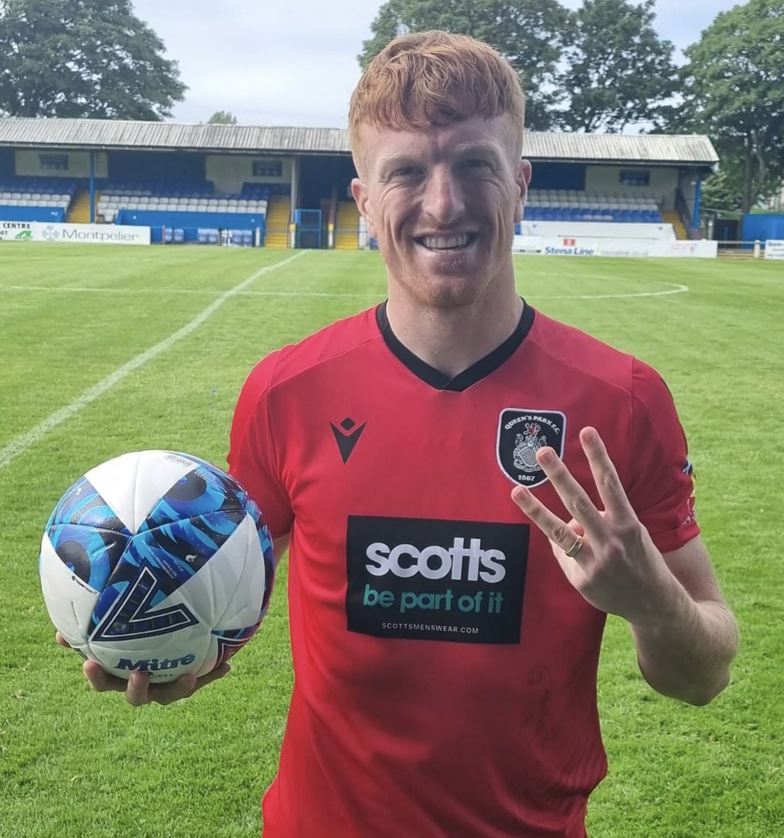 🎼 𝙏𝙝𝙧𝙚𝙚 𝙞𝙨 𝙖 𝙢𝙖𝙜𝙞𝙘 𝙣𝙪𝙢𝙗𝙚𝙧 

Hat trick hero @SimonMurrayy with the match ball at full time ⚽️