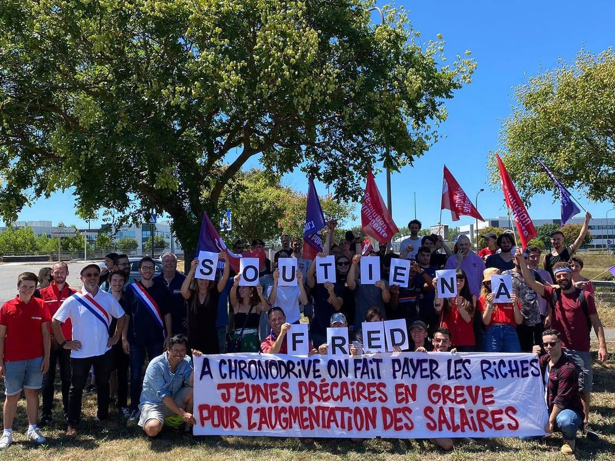 ChristopheBex's tweet photo. À la fin du rassemblement, les grévistes et les soutiens ont envoyé un message de solidarité à Fred, salarié #Chronodrive licencié après avoir fait face aux pressions de la direction ✊
👉 Sa caisse de soutien : https://t.co/Ha6iTWaFO2 https://t.co/qqHVLsYUJK