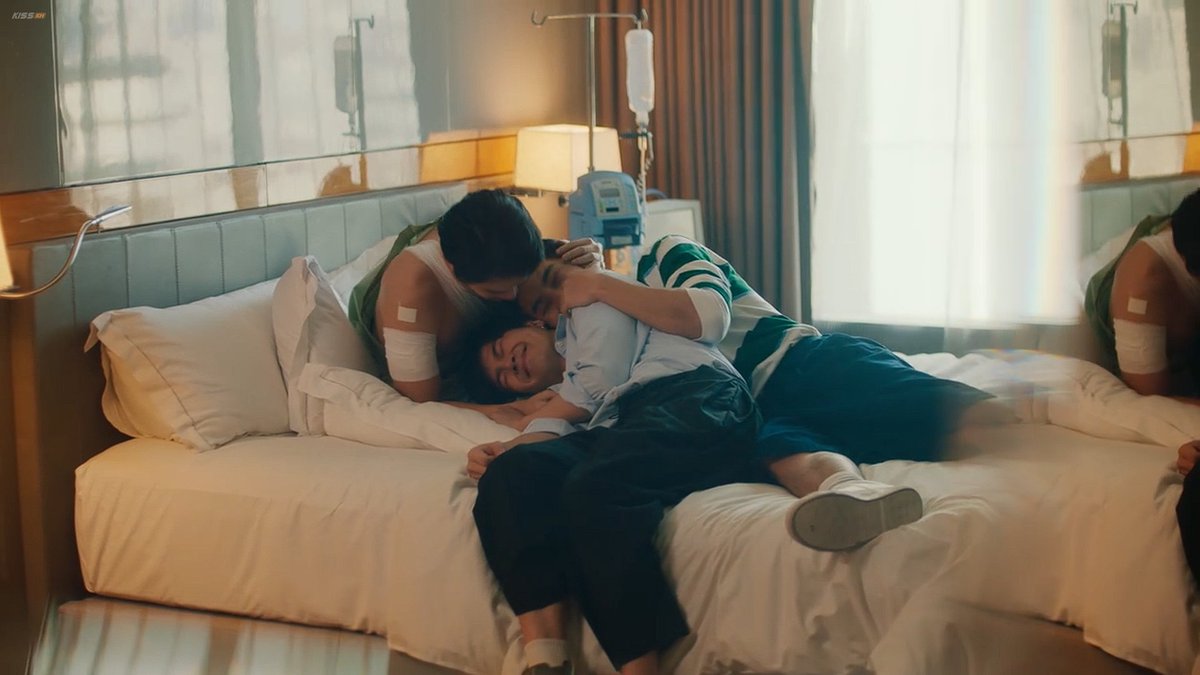 zeenuearthmix's tweet photo. RAGAAAA QUESTI TRE INSIEME
PIANGO MOLTO
SONO L'AMORE
#KinnPorscheFinalEP https://t.co/0I3HMOdTFX