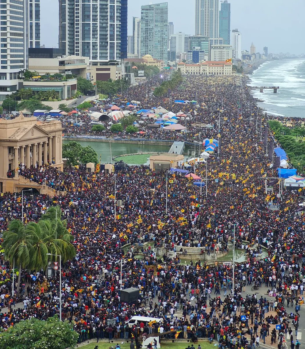 Shafiya_Nawzer's tweet photo. Today was revolutionary! 🙏🏻 Every single President, PM, politician and officials in the future will now fear the power of people and remember this day 09/07/2022! 💪🏻🇱🇰 The peoples power was shown, they can make or break a government! Aragalaya, you did it 👏🏻🙌🏻❤️ #lka #SriLanka https://t.co/uDbNSv24DO