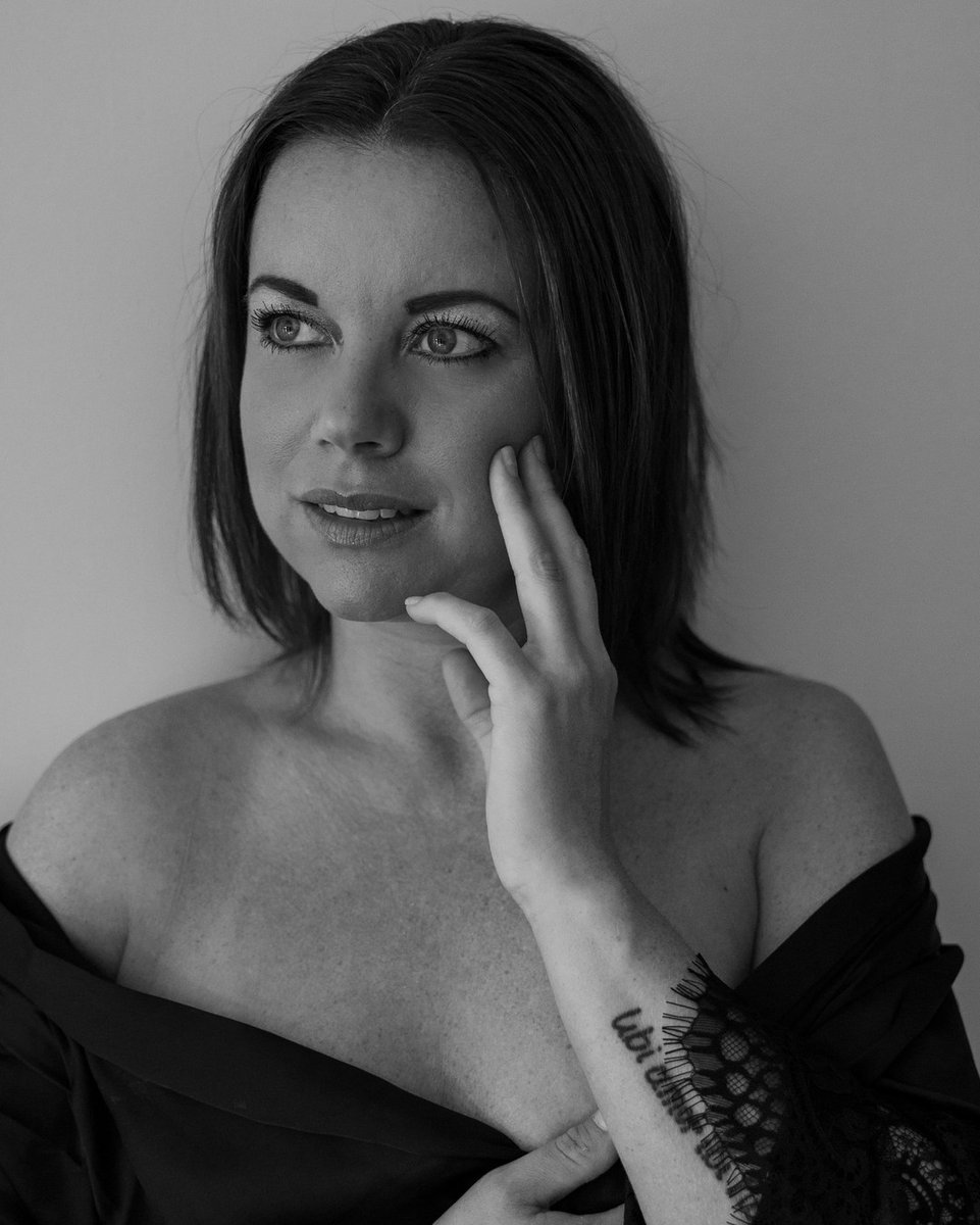 Boudoir.

Ik vind het zo gaaf om te doen. De vrouw op haar aller mooist vastleggen. En dan die zelfde vrouw zien groeien tijdens de shoot. Want echt, dat gebeurd! 
Met mijn enthousiasme en af en toe een blik op de camera kan dat ook niet anders. Want wat een prachtige platen kome