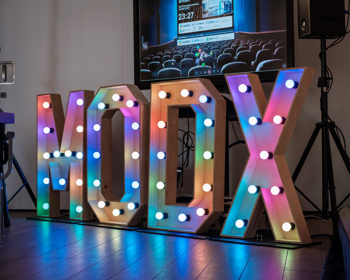 Home, unpacked, and napped. The #MODXpo is a wrap!

Just set up the home office again, so will start looking at the session videos tonight. The full stream is already online.

<a href="/marcjenkins/">Marc Jenkins</a> made a bunch of pictures that I'll also post soon, but this is already my favorite ⬇️