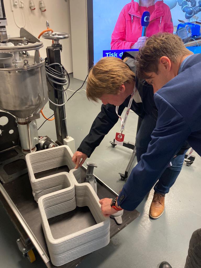CZernikovD's tweet photo. Back to the future!
Great presentation of labs at @TULiberec! Thank you everybody who prepared such a lovely visit!
#nanotechnology #3Dprinting #autonomousdriving #lasermeasuring #AugmentedReality https://t.co/cu2UF3EjyO