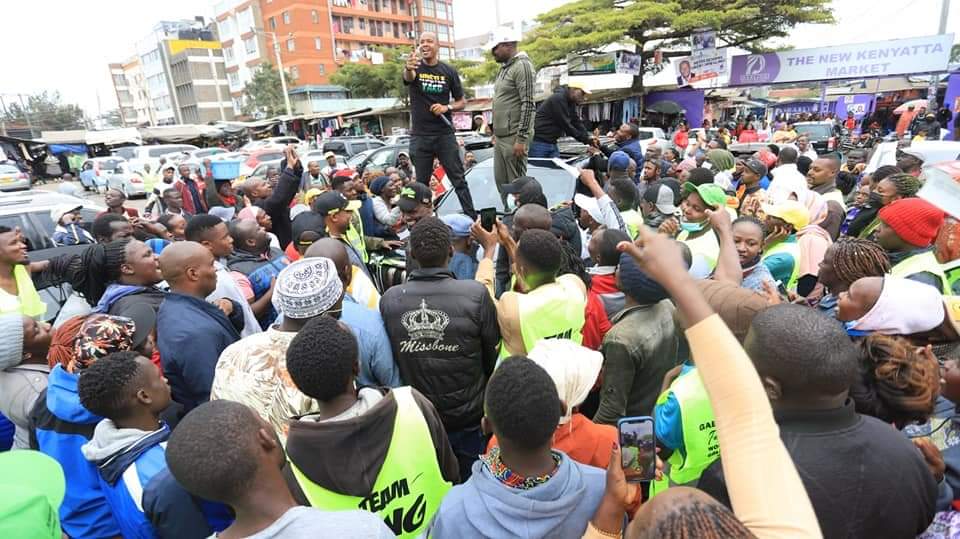 JNjorogeMuchiri's tweet photo. Thank you great people of Kibra Kenyatta Market for your massive endorsement!!
We purpose to build 20 new markets for Nairobi as to ensure our traders have dignified spaces to carry out their businesses.
#SuperGovernor @SakajaJohnson
#LetsMakeNairobiWork https://t.co/IZvHiSj99P