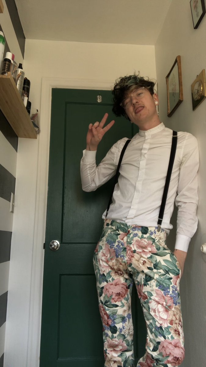 _WyattKarl_'s tweet photo. Made some Sound of Music pants out of a table runner because why the fuck not. https://t.co/xXF8mKd3si