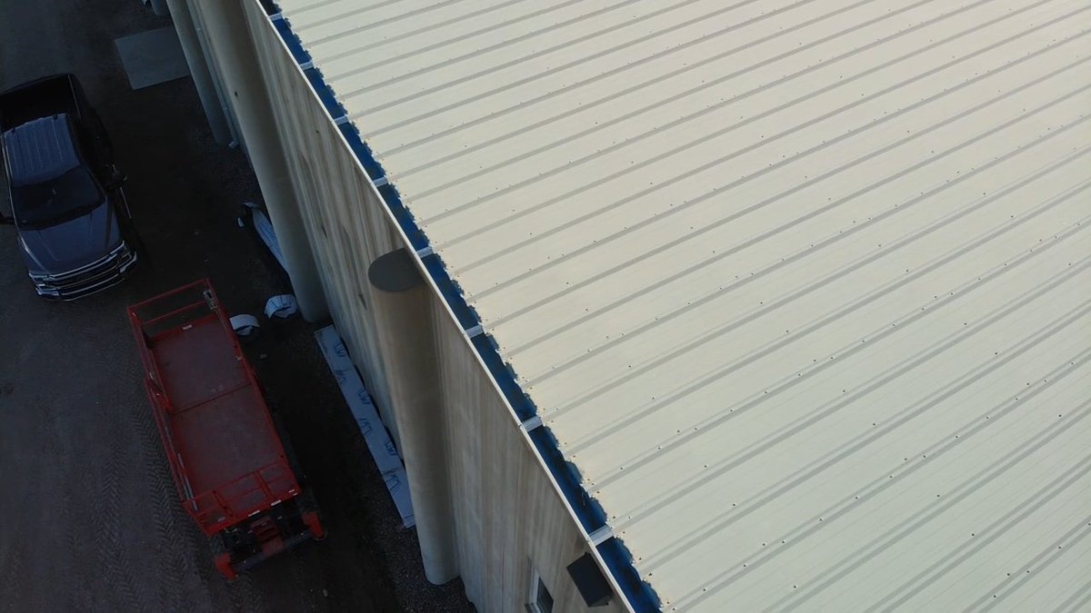 gutterguyz's tweet image. Installing 7"continuous box gutter on this precast mechanic/washbay
#strongerlastslonger
#24ga
#jumbovalleycolony
