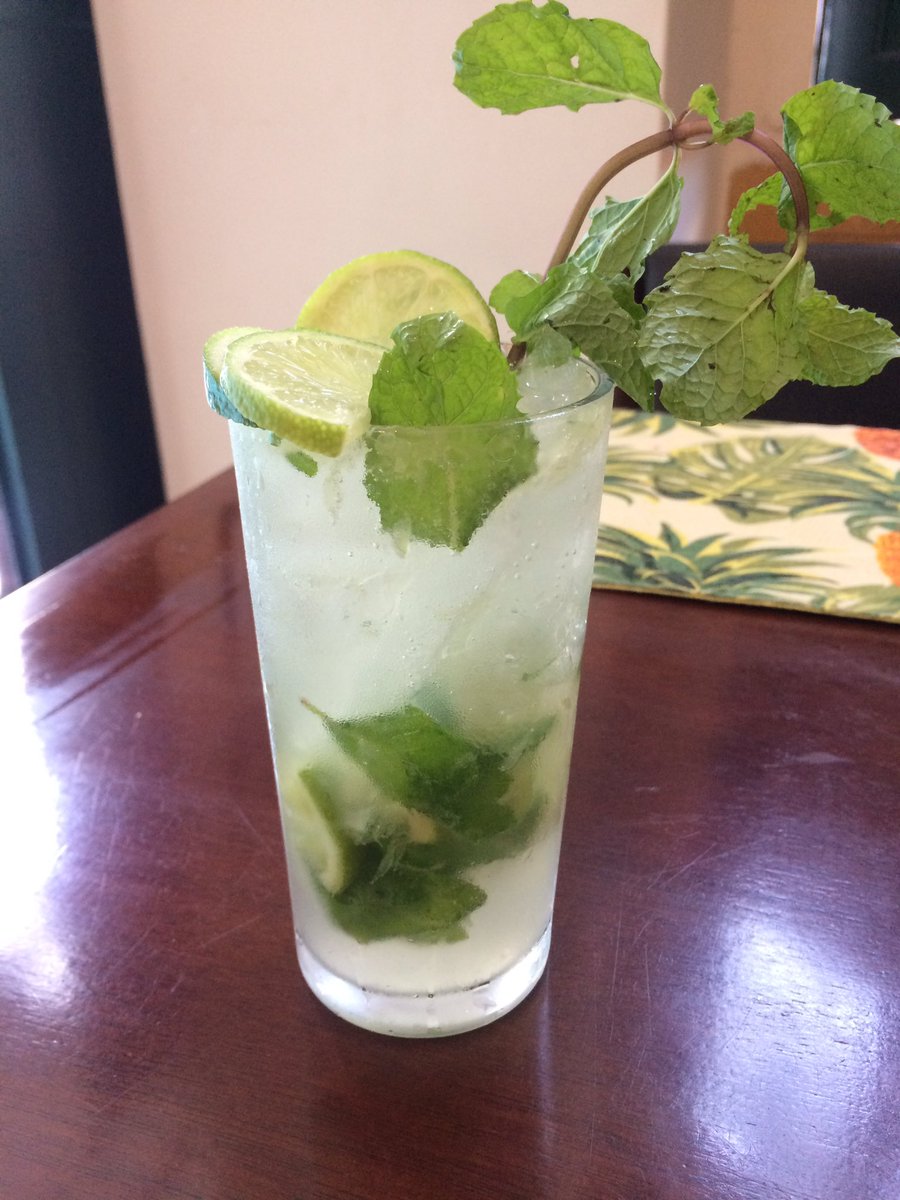 2interativa's tweet photo. “É melhor ser Alegre do que ser triste,a Alegria é a melhor coisa que existe.”🇧🇷 #Saturday 🥳 Happiness is a Human Right.🍹Photo:Daniela Matheus. https://t.co/o2O2kgKkwk
