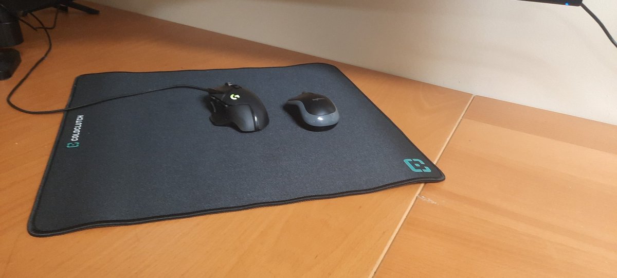 ZachsMaxed's tweet photo. Got a new mousepad. planing on grinding some kovaaks after challengers https://t.co/DVeaPHlUAw