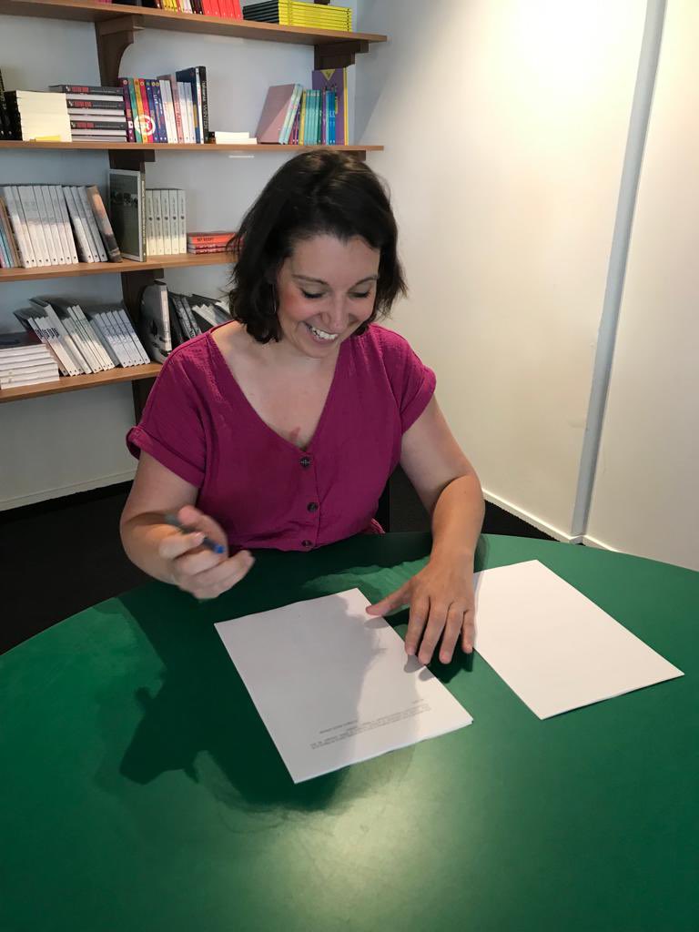 gentsofinesse's tweet photo. Dus voor wie het nog niet wist: voorjaar 2023 ligt er een boek van mij in de winkel. Schrijfvakantie in volle gang! #boek #nonfictie #borgerhoff #BUCKETLIST https://t.co/TwK6zocwpM