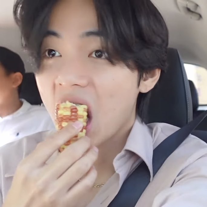 pikakooland's tweet photo. they nom 🐻🌽
[#vitton #V #BTS] https://t.co/ZOhtW9HFMH