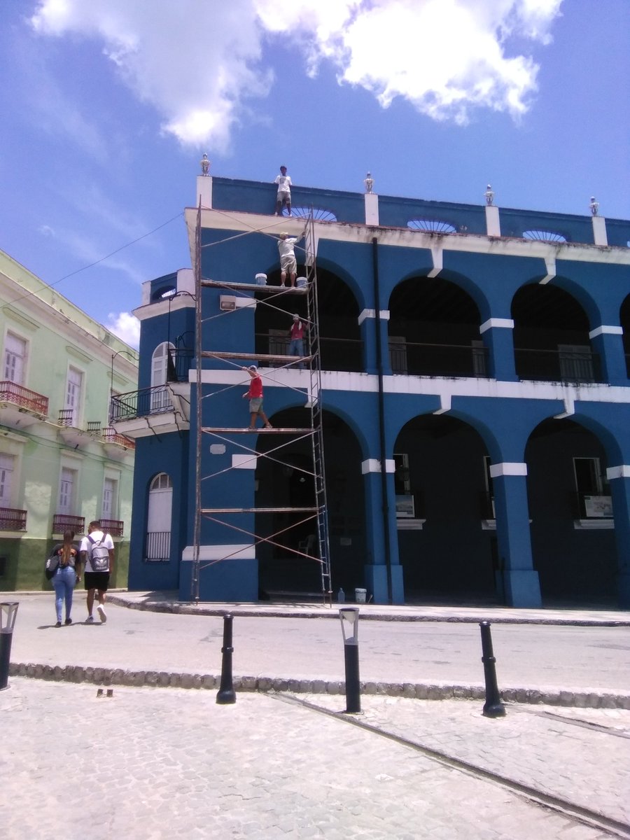 Amauri12027271's tweet photo. Los pintores de la Empresa de producción Local de Materiales de la construcción embellecen el centro histórico de la ciudad más hermosa de mi Cuba #CubaViveYTrabaja #MatancerosEnVictoria @mariofsabines @SuselyMorfaG @Granma_Digital @DiazCanelB https://t.co/xp3wQ3yv6U