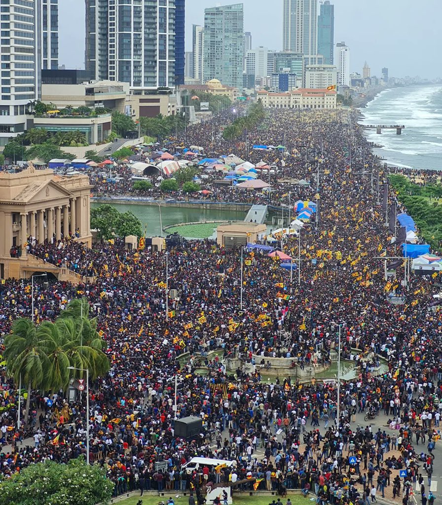 aliramyz's tweet photo. Every ruler who betrays the nation and its people must take lessons from the current situation in Sri Lanka! #SriLankaCrisis https://t.co/akBzBjvJxE