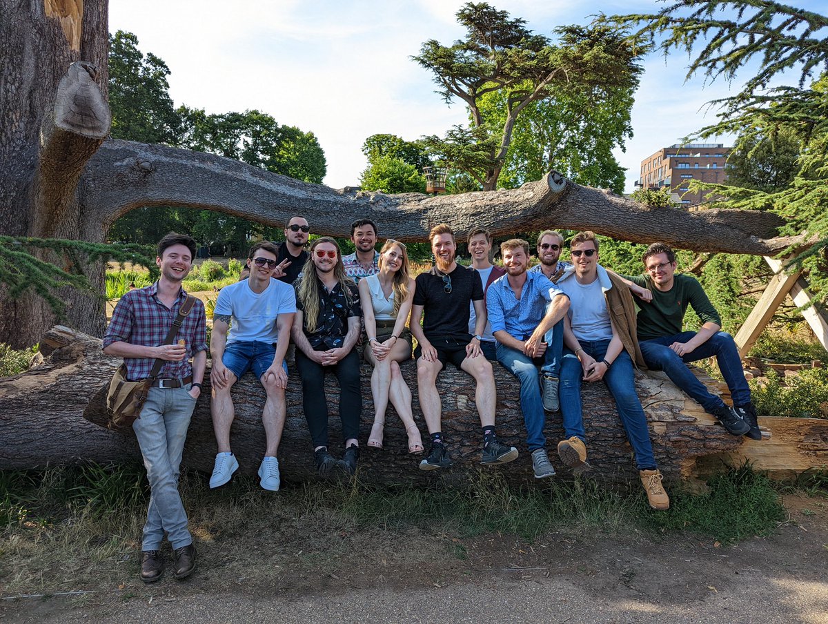 Amazing week in London meeting a few of the <a href="/TESRSkyblivion/">Skyblivion</a>  crew + TES Creators 

Thanks to twitch chat for sending 8 portions of beans to our table on stream 💀