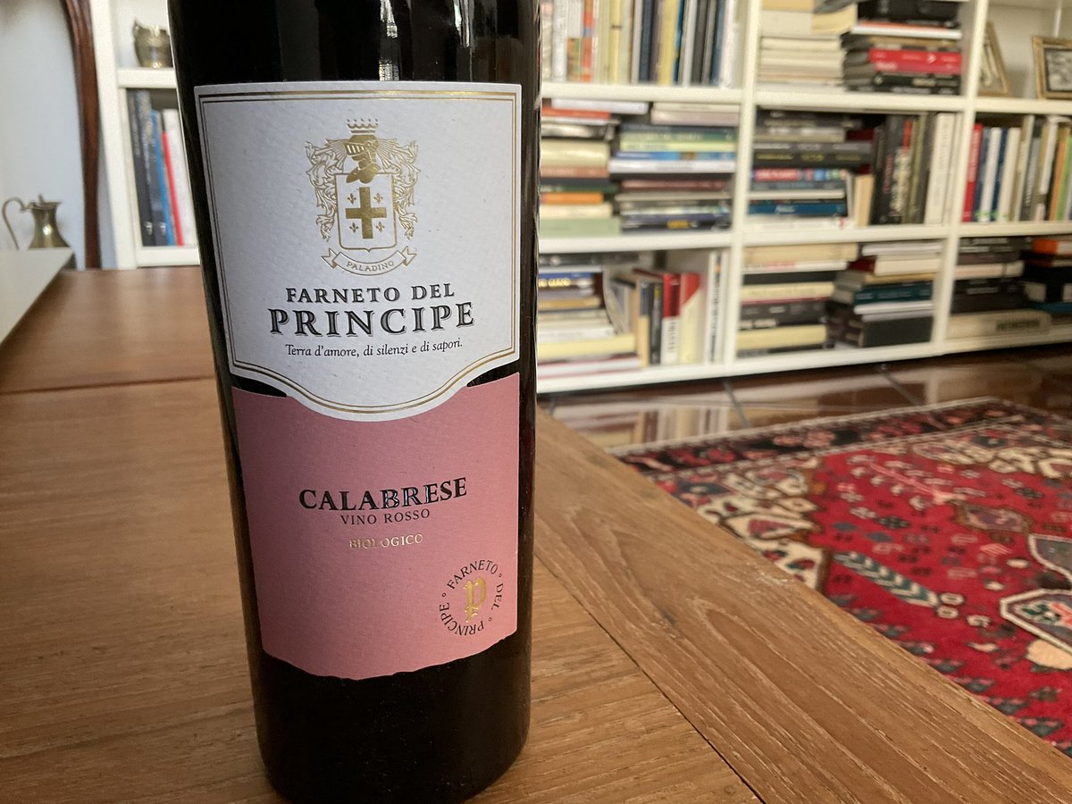 Andrea_Radic's tweet photo. Amici #winelovers questa sera in Calabria con il Calabrese di Farneto del Principe. Un vitigno autoctono che dona vini di grande carattere. Al naso intenso con frutta del bosco rossa piena, rotonda e un sentore di marasca. Al palato ruota vellutato ma con spiccata identità https://t.co/TCWUPuPndu