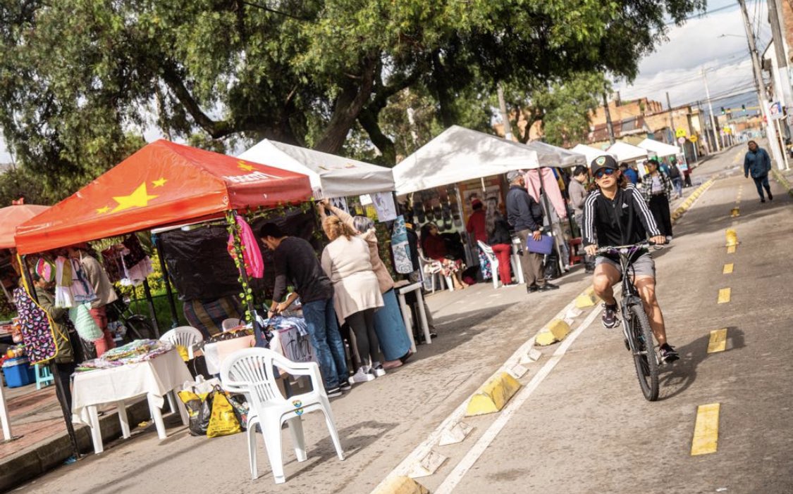 JDRiveros's tweet photo. Apropiarse del espació público es vital para su recuperación y cuidado.
Hoy, solo en Bosa, tenemos 5 #ParadasDeportivas, Feria de emprendimiento en la plaza fundacional y @habitatbogota 8 intervenciones de #CallesMagicas. https://t.co/vNgSFgp6z4