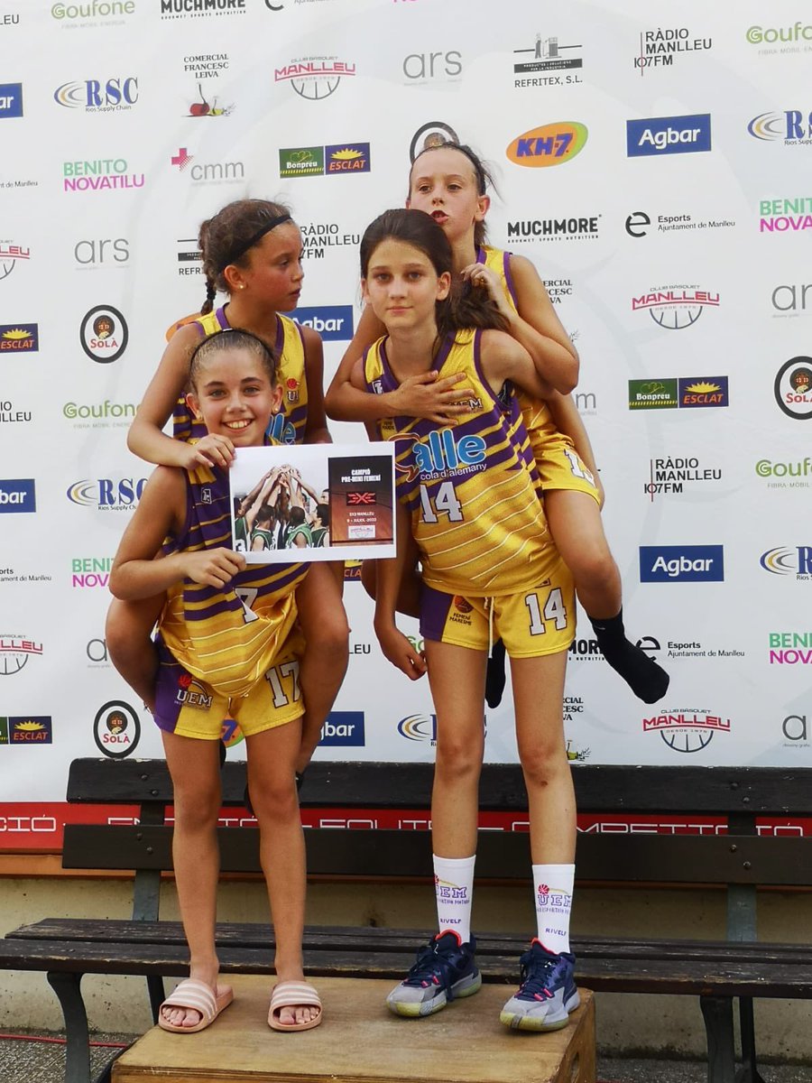 uemataro's tweet photo. 🏆 Un equip format per jugadores del club es proclamen CAMPIONES del 3x3 de Manlleu!

#somgrocs💛💜 https://t.co/dlZUJLPnCR