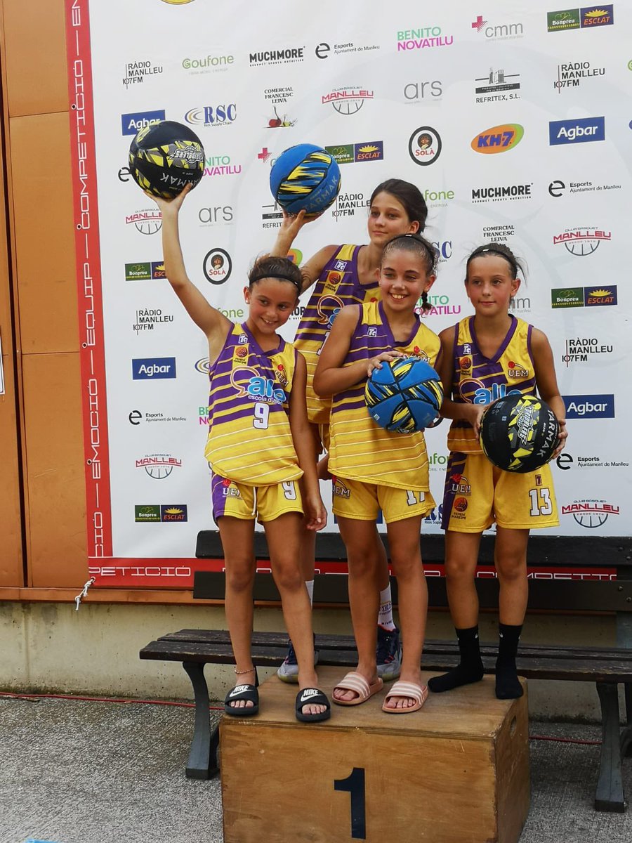 uemataro's tweet photo. 🏆 Un equip format per jugadores del club es proclamen CAMPIONES del 3x3 de Manlleu!

#somgrocs💛💜 https://t.co/dlZUJLPnCR