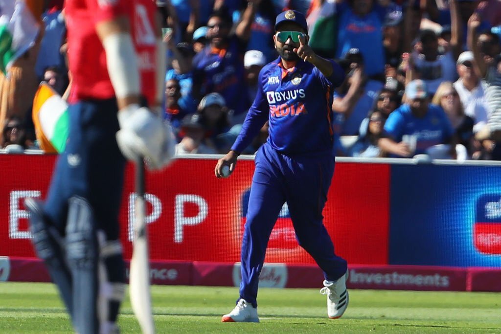 ManishaSingh045's tweet photo. Rohit Sharma - The Captain always thinks of one step ahead of the batsman, too good with the bowling changes.
He is a master when it comes to captaincy, 14th consecutive wins that's just ridiculous. 
#RohitSharma𓃵 #ENGvIND #captaincy https://t.co/cBod86Z1cJ