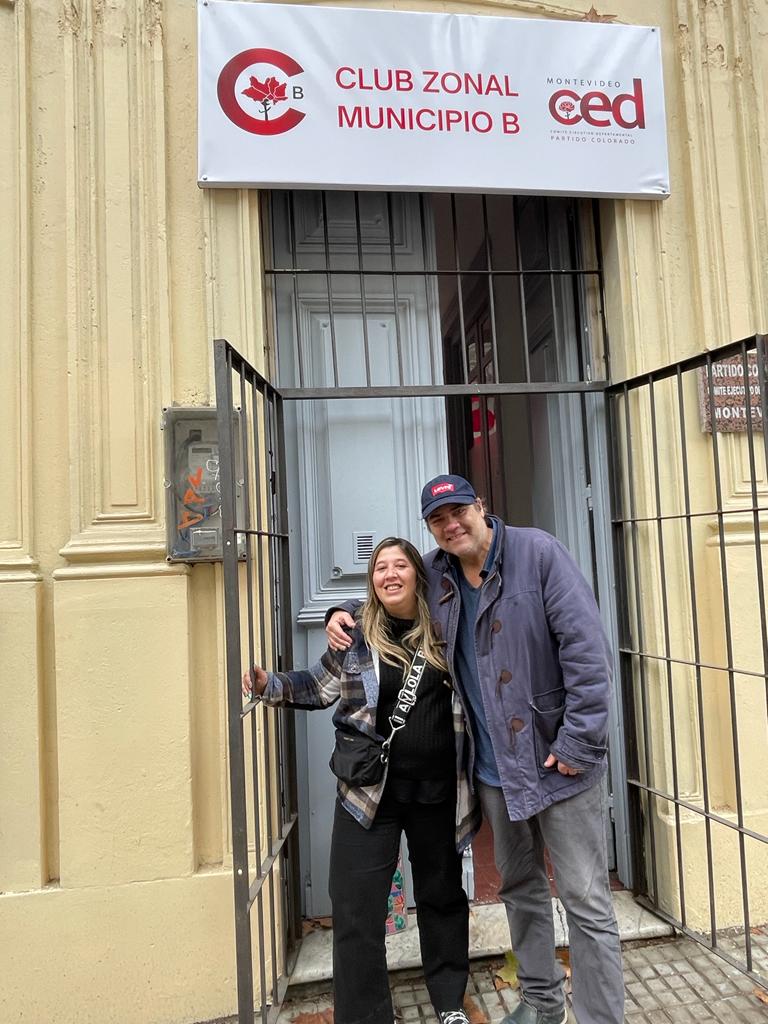 LoleHierro06's tweet photo. Hace un rato estuve con los compañeros de Club Zonal del Municipio B de Montevideo. Grato encuentro. Ahí con la campeona de @fioacosta ¡Arriba Corazones! @PartidoColorado @Batllistas_uy https://t.co/Q0w4VUHeVU