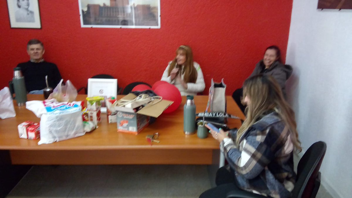 LoleHierro06's tweet photo. Hace un rato estuve con los compañeros de Club Zonal del Municipio B de Montevideo. Grato encuentro. Ahí con la campeona de @fioacosta ¡Arriba Corazones! @PartidoColorado @Batllistas_uy https://t.co/Q0w4VUHeVU