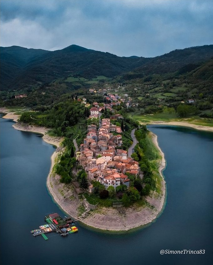 visit_lazio's tweet photo. ✨🐍 Benvenuti a #CollediTora, il piccolo borgo fiabesco sulle acque turchesi del #LagodelTurano. Ospita il Santuario di #SantaAnatolia, ricordata il #10luglio per la sua vittoria sui serpenti preparando il Serpentone, un dolce con le mandorle
📸 Ig @simonetrinca83
#VisitLazio https://t.co/VyUCgM11Tv