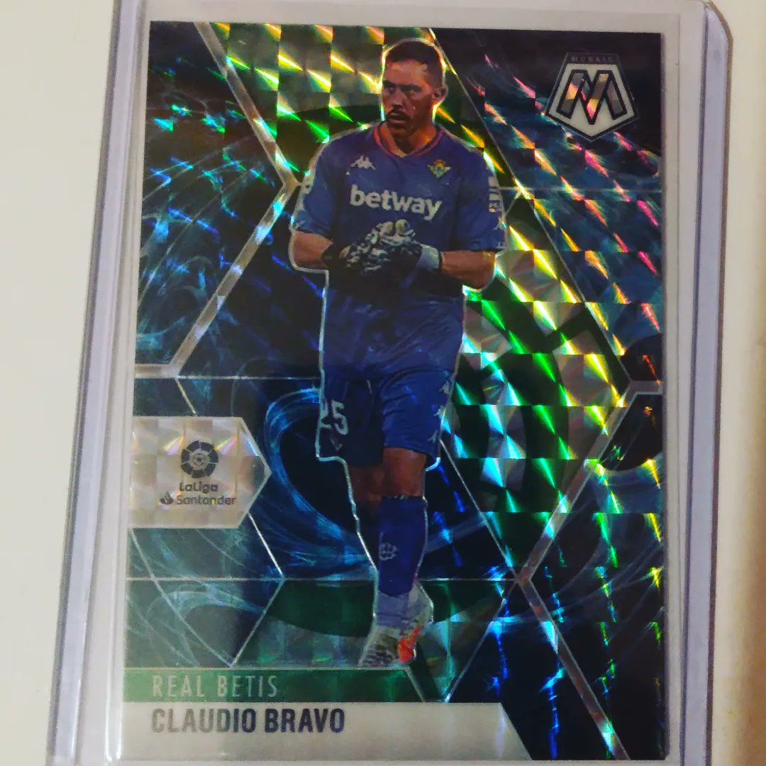 SlimReaper27's tweet photo. https://t.co/efHbZGSJDA check us out, soccer trading card lots up. Totti autograph, lacazette patch, genesis!?! Plethora of numbered cards and parallels with more autos! #eBay #tradingcards #soccer https://t.co/C7WOiDp90F