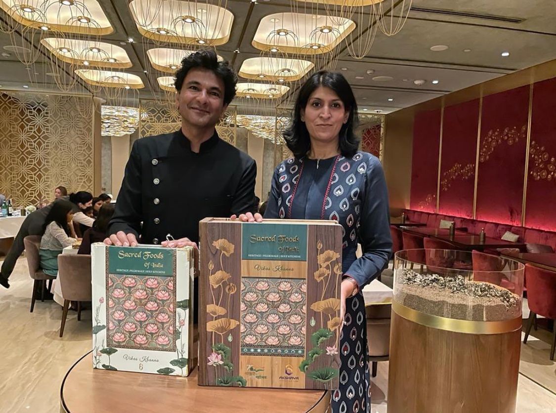 akshayaNFT's tweet photo. @Maryaritu thanks taking time to make the World’s First #phygital #nft #sacredfoodsofindia a grand success. Welcome🙏 and proud to have you as part of #AkshayaFamily.
@TheVikasKhanna @GaneshR40781418 @sathishbaskaran @srinivasa74 @EntrepreneurIND #India #NFTCommunity #Phygital https://t.co/Jb1XwZYZ99