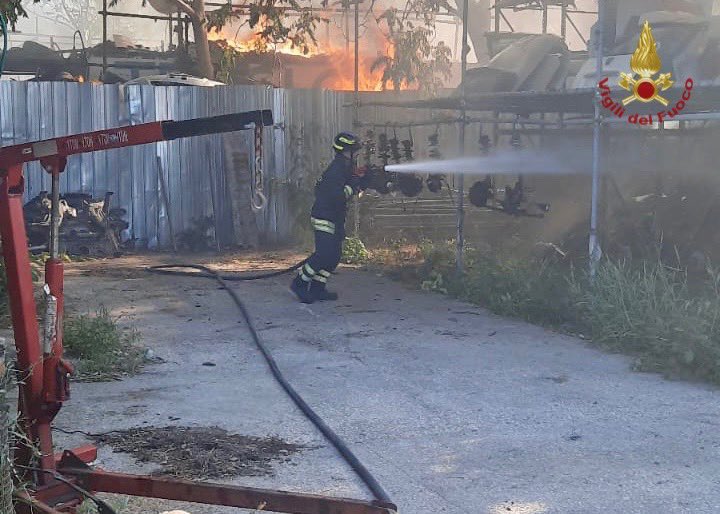 vigilidelfuoco's tweet photo. 🔴 #Roma, dalle 16.45 i #vigilidelfuoco stanno intervenendo in via Casilina, zona Centocelle, per un #incendio che ha coinvolto alcune attività di autodemolizioni. Dieci squadre al lavoro [#9luglio 19:00] https://t.co/izfdkxQTfR