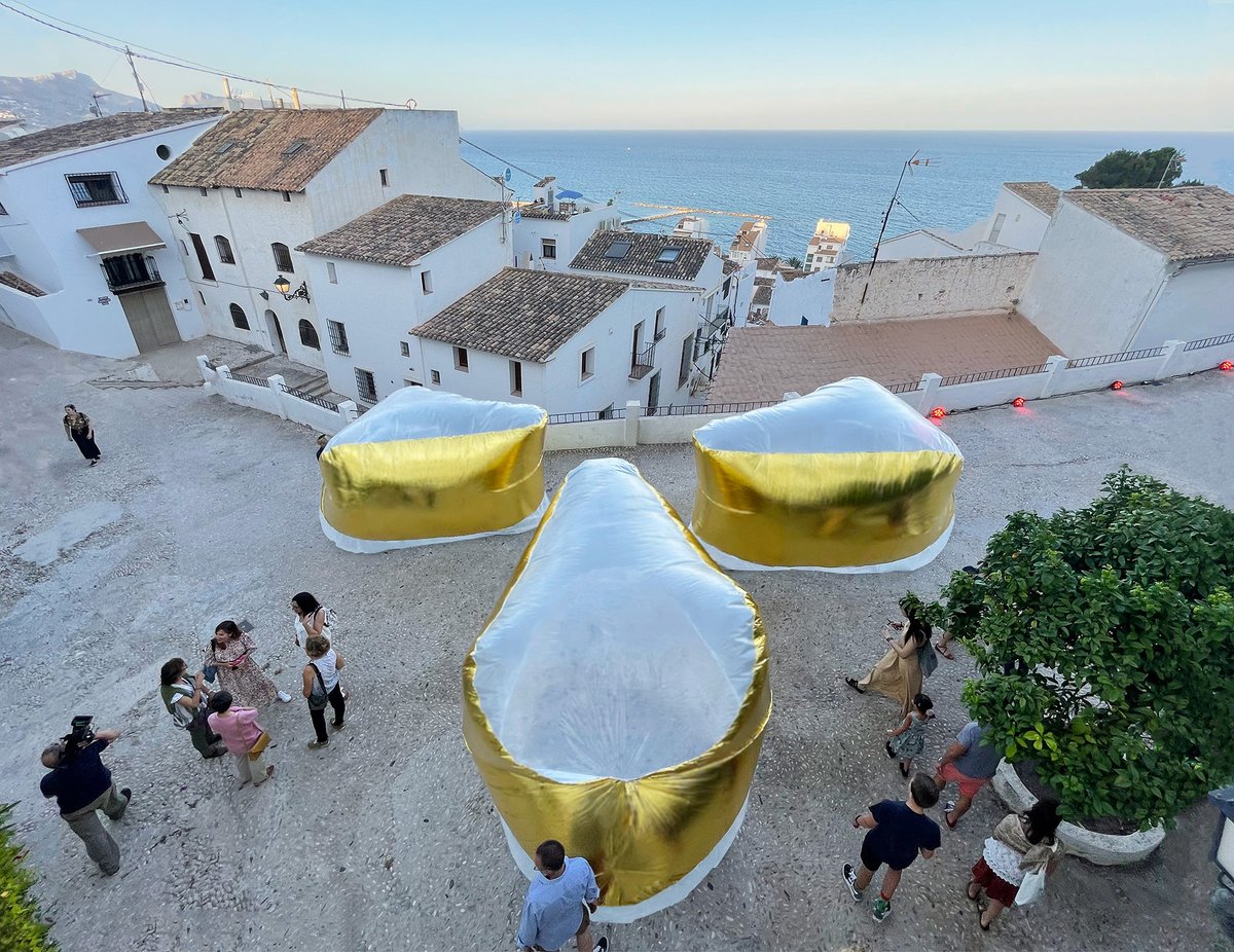 Madrid-based architecture studio Conjuntos Empáticos has presented one of its latest realizations called «Esferificaciones» in the Plaza de Carmelita in the small coastal town of Altea, located in Alicante, on the Mediterranean coast, on July 4, 2022.